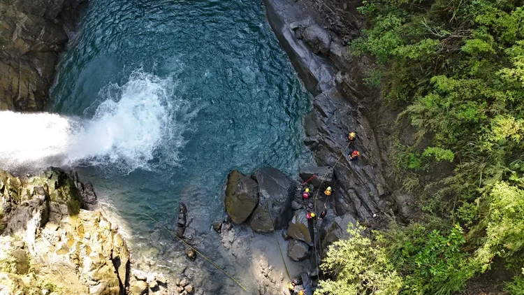 警消出動空拍機支援，一行18人擴大搜救範圍，潛水人員也下水尋找。民眾提供