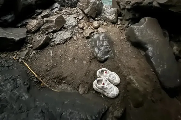 印籍男大生衣物、鞋子還留在岸邊。民眾提供