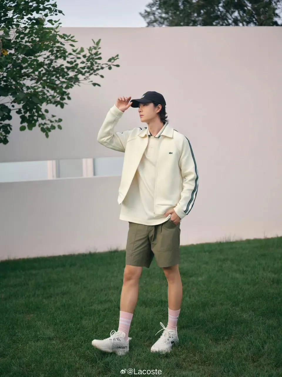 王一博以清爽的白绿配色示范大男孩风格。翻摄LACOSTE微博