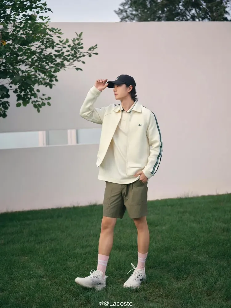 王一博以清爽的白綠配色示範大男孩風格。翻攝LACOSTE微博