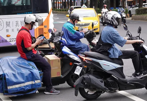 「摸機車座墊」是性騷!原因曝光 律師籲:偷聞鞋小心了