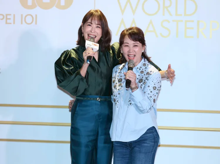 賈永婕（左）與閨蜜郁方。彭欣偉攝