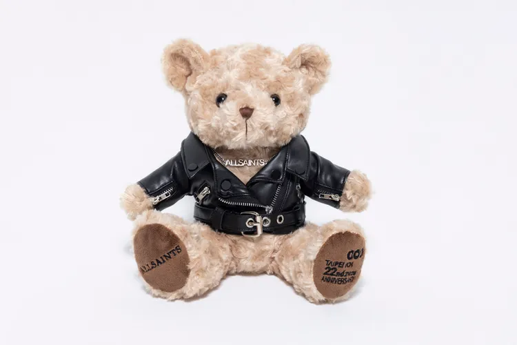 8/28至10/12單日累計消費滿6萬元即可獲贈的第22代ALLSAINTS聯名熊。品牌提供