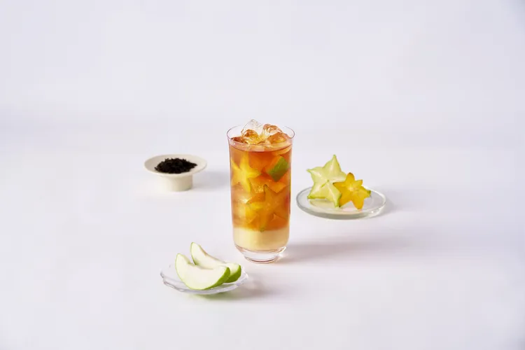 「星桃樂胭脂」以蜜桃胭脂紅茶搭配酸甜的楊桃與芭樂風味。功夫茶提供