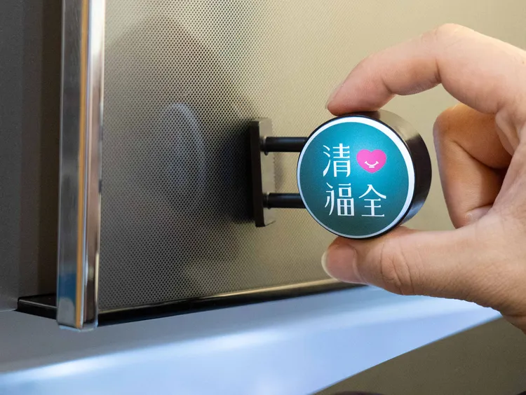 小燈箱側邊附有磁鐵，可輕鬆吸附在冰箱、辦公桌邊或鐵櫃上。清心福全提供