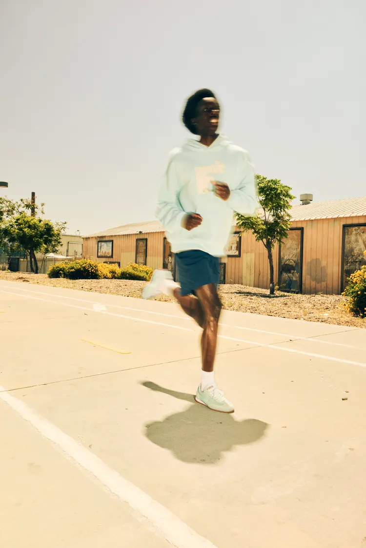 新登場的薄霧綠配色以輕盈視覺完美融入夏日穿搭。品牌提供