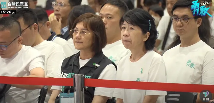 黃國昌提及陳佩琪時，陳起身向全場致意並感動落淚。翻攝自民眾之聲