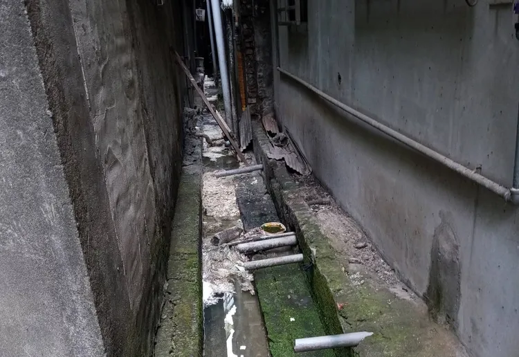 後巷未接管前髒亂不堪，惡臭瀰漫。水利局提供