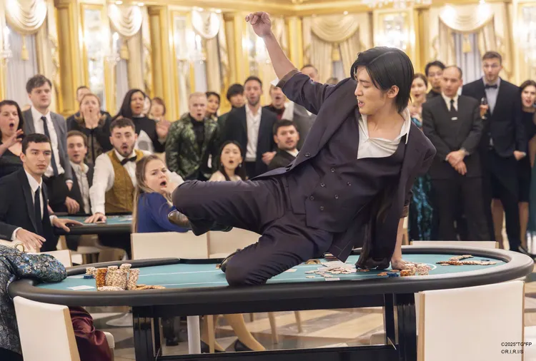 除了緊張刺激的賭場對決，目黑蓮更大顯身手上演一場又一場浮誇武打戲。天馬行空提供