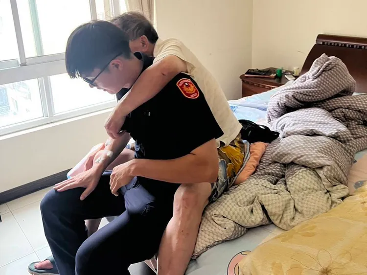 警員背老翁回家。平鎮警分局提供