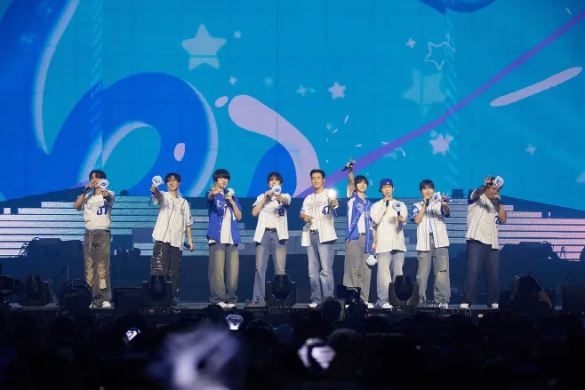 SJ 20周年巡演开心起跑,今晚发生意外。翻摄SM娱乐