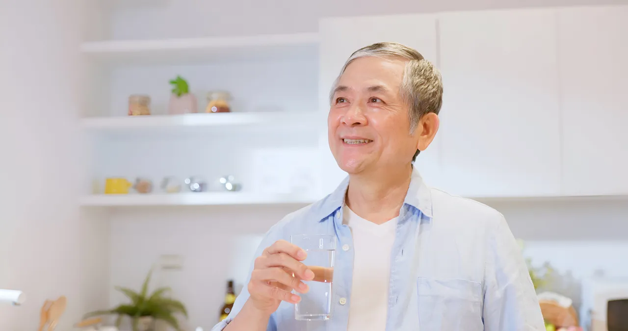 營養師提到,多喝水除了解渴,也能避免突然的心肌梗塞或中風。紅崴科技提供