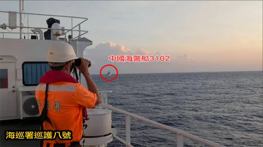 灰色袭扰!中国海警船关闭AIS侵扰东沙海域 海巡巡护八号全程监控驱离