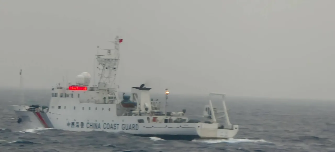 巡护八号监控中国海警「3102」,实施广播驱离。海巡提供
