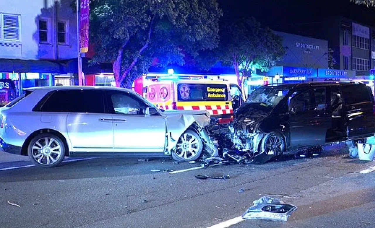 楊女駕駛勞斯萊斯(左車)將賓士商旅者駕駛撞成重傷。翻攝sydneypolicedepartment