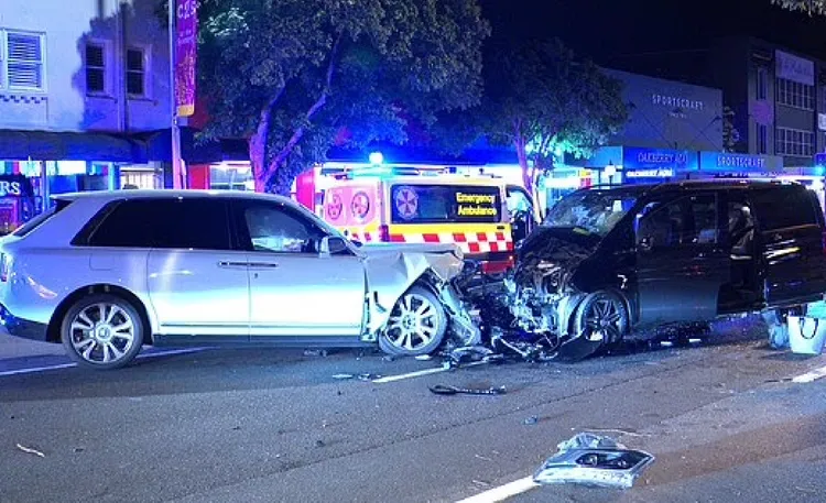 楊女駕駛勞斯萊斯（左車）將賓士商旅者駕駛撞成重傷。翻攝sydneypolicedepartment
