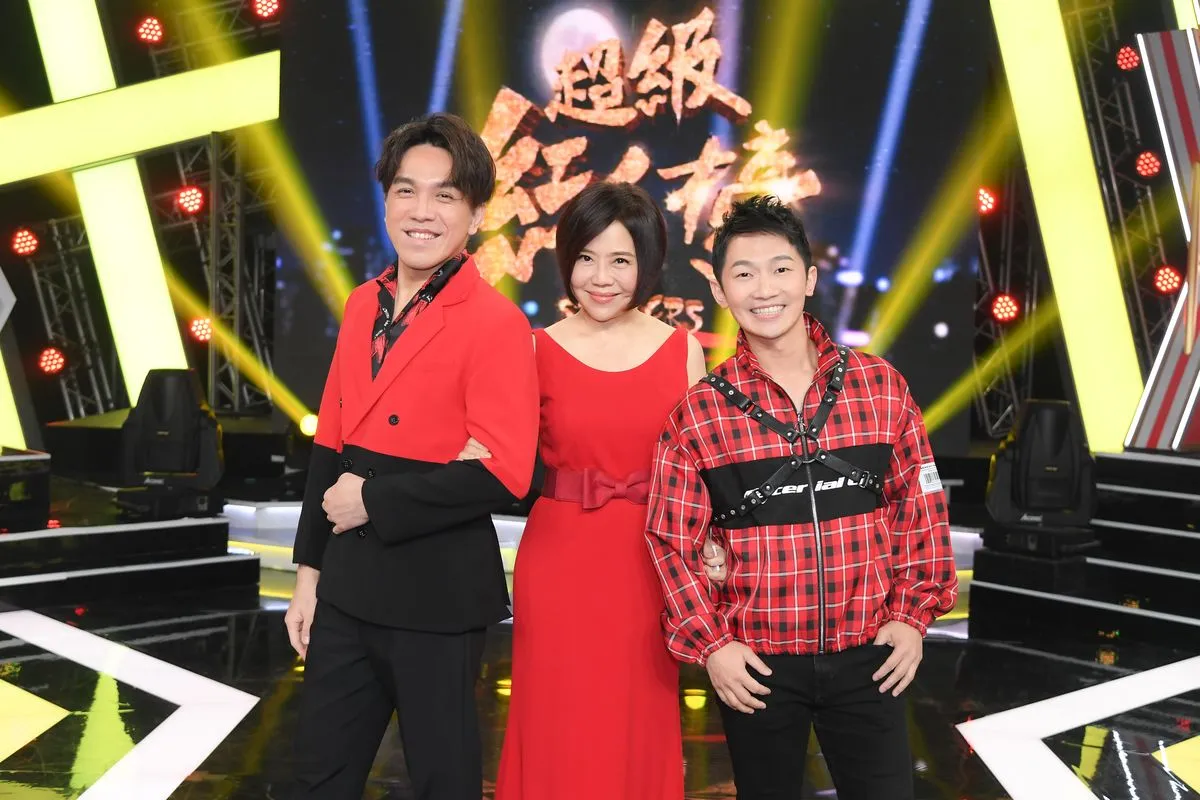 许志豪(左起)与于美人、蔡昌宪主持的《超级红人榜》节目,受到广大观众喜欢。三立提供