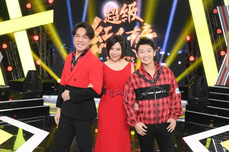 許志豪（左起）與于美人、蔡昌憲主持的《超級紅人榜》節目，受到廣大觀眾喜歡。三立提供