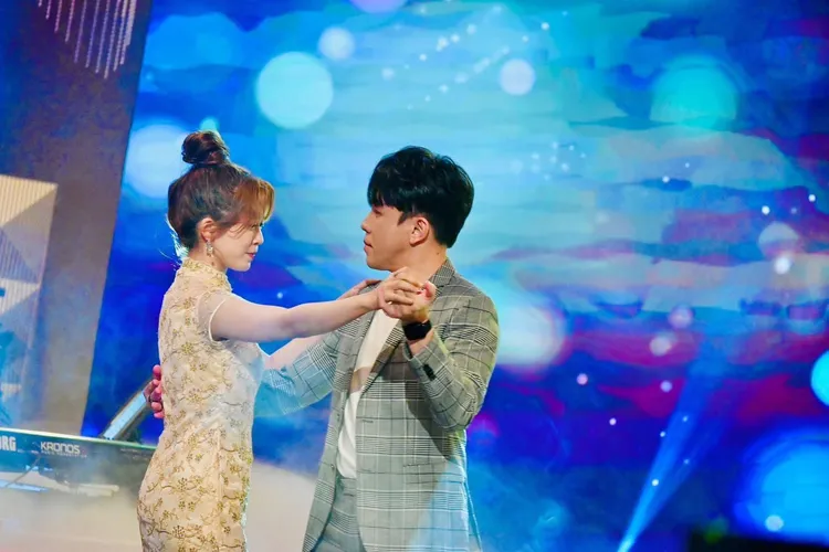 許志豪（右）與翁鈺君是螢幕情侶。摘自臉書