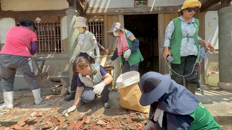 法鼓山志工協助災區民眾清理家園。翻攝畫面