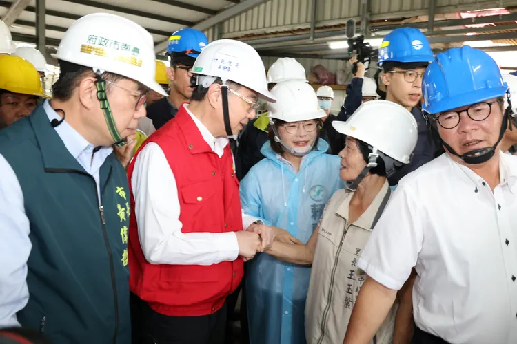 卓榮泰院長、黃偉哲市長慰問當地里長。市府提供