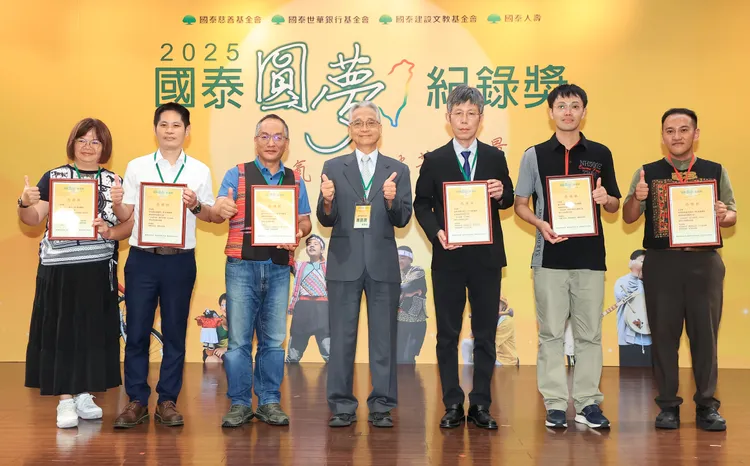 今年獲頒國泰學童圓夢紀錄獎的學校，開心與國泰慈善基金會董事長黃調貴合影。國泰慈善基金會提供