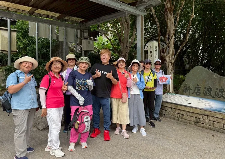 胡瓜（中）和姐姐團開心健行。《下面一位》提供