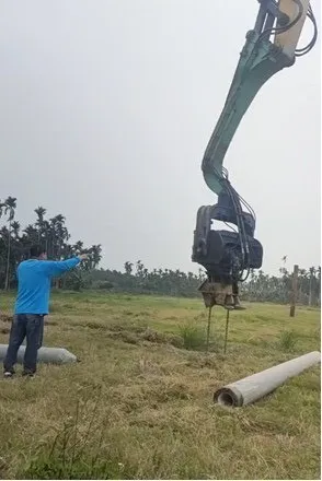 林荣庆于綠能公司案场对施工人员恐吓威胁,扬言动员抗争、破坏机具。翻摄画面