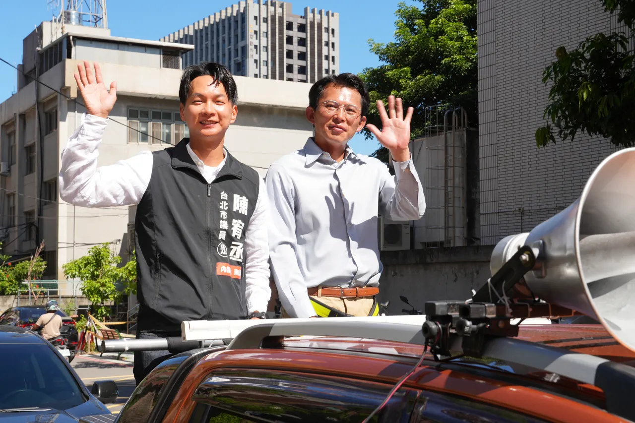 核三延役投同意车扫-内湖、南港、信义 民众党主席黄国昌(右)、台北市议员陈宥丞。彭欣伟摄