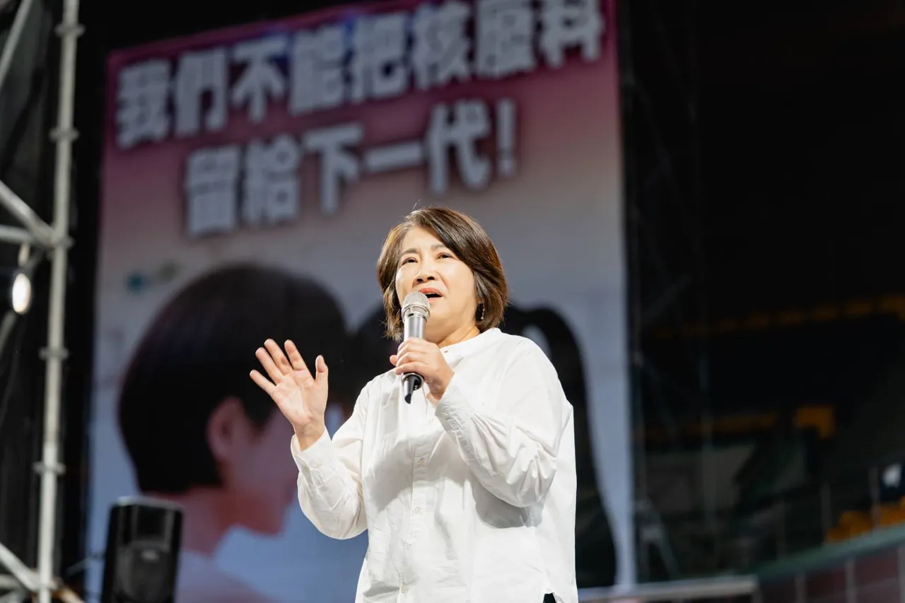 周春米县长表示,让2000万公民决定68万屏东人的命运,这非常荒谬!翻摄画面