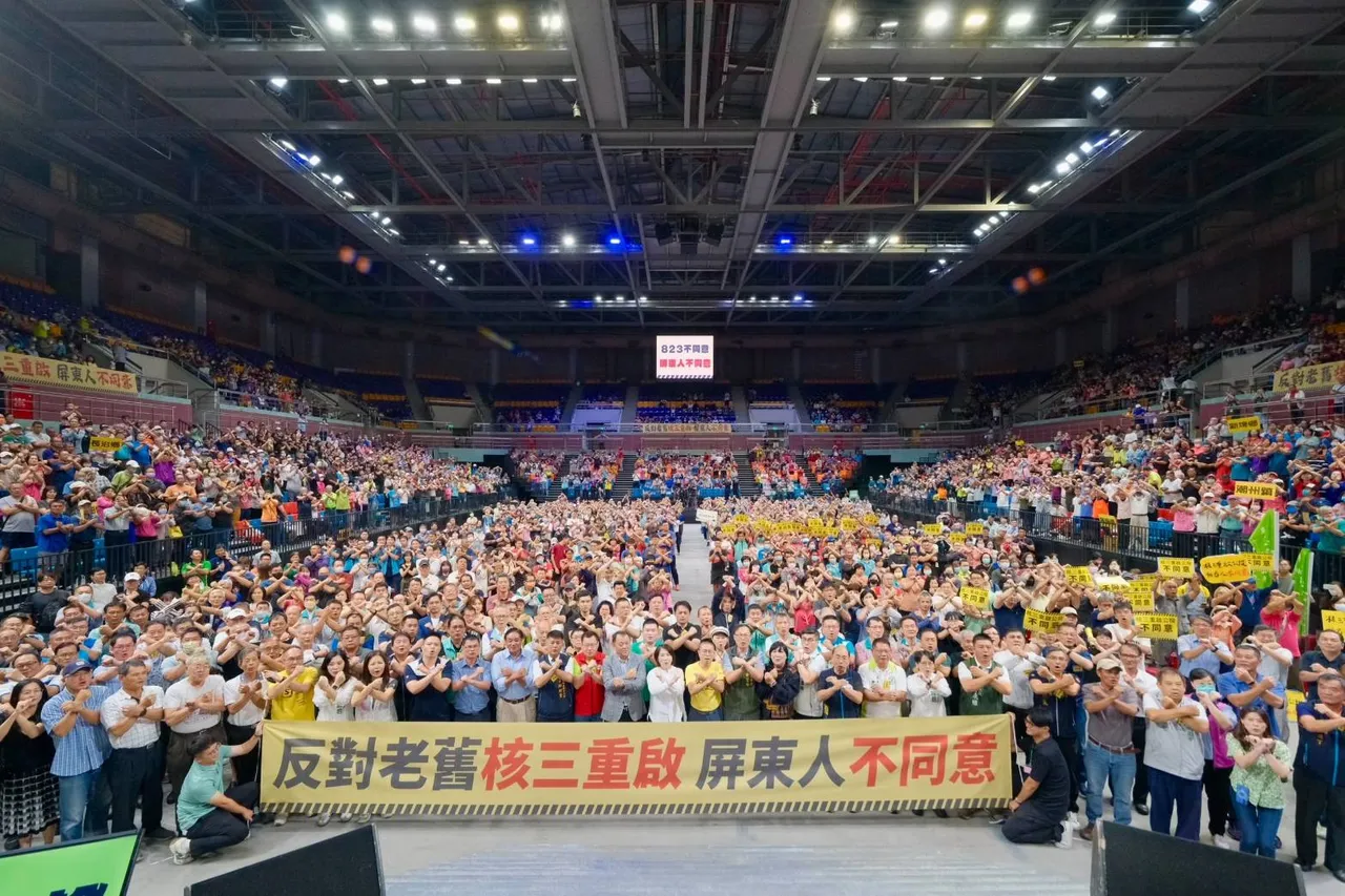 屏东体育馆举办「爱屏东、顾乡土之夜」,涌入5000余位屏东乡亲。翻摄画面
