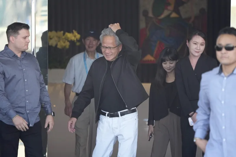 辉达(NVIDIA)执行长黄仁勋(前左2)22日上午无预警访台,在保镖陪同下轻松走出松山机场商务中心。中央社