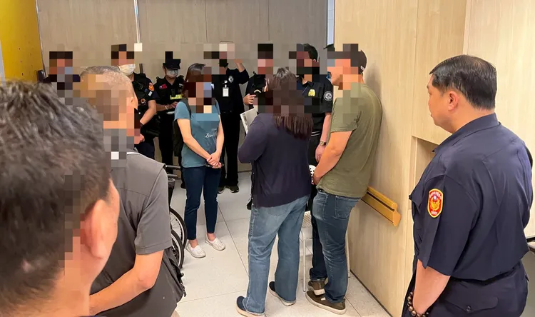 黑衣人衝進博田醫院，破壞辦公室設備，警方獲報趕到現場。翻攝畫面