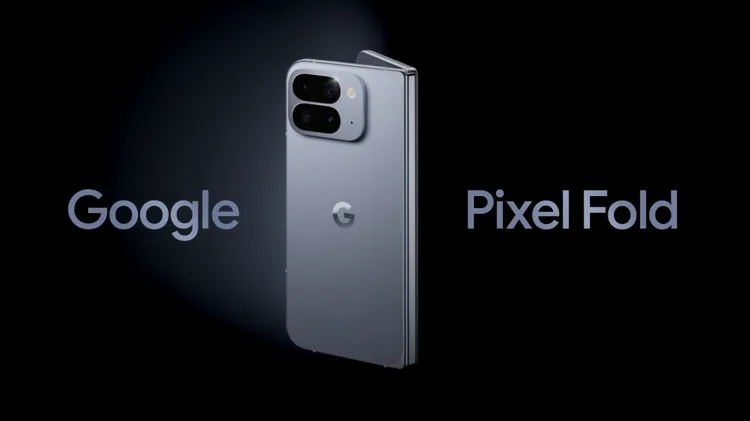 重點就是，先開箱，再開機（螢幕），Pixel摺一次不夠，還能再「打開」一次。翻攝Google
