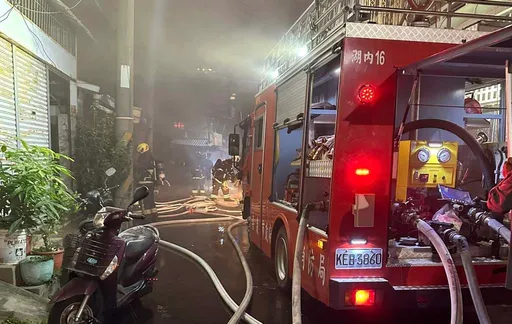 嘉义市深夜祝融肆虐烧7民宅 受灾民众无家可归市府紧急安置
