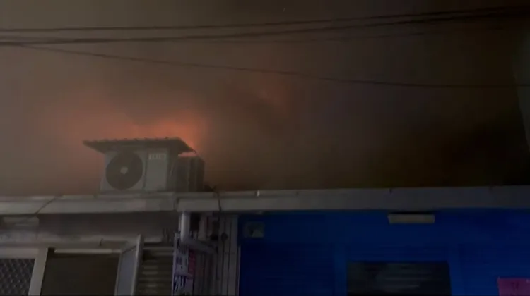 嘉義市西區新建街民宅火警，一共延燒7戶木造房屋，所幸住戶及時逃出無人受傷受困。翻攝照片