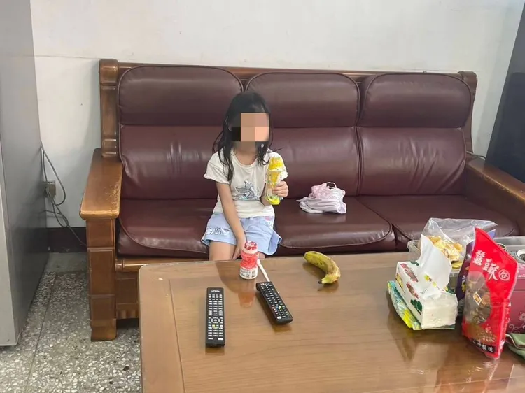 女童被帶到警所。大園警分局提供