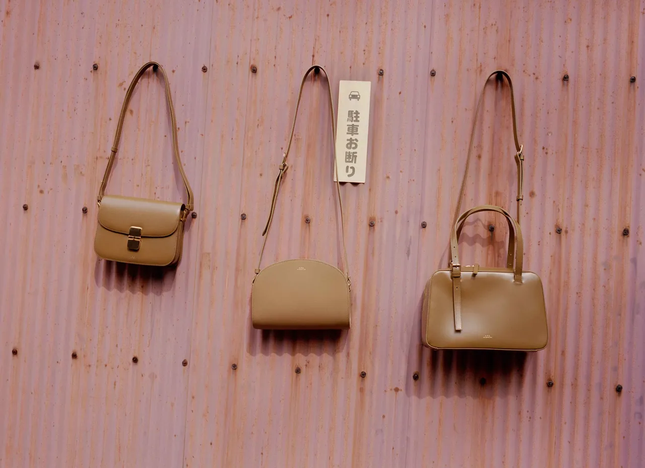 A.P.C.早秋包款延续自然柔和色调。品牌提供