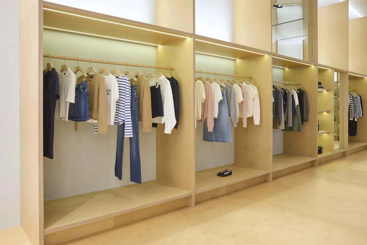 A.P.C.早秋女装系列。品牌提供