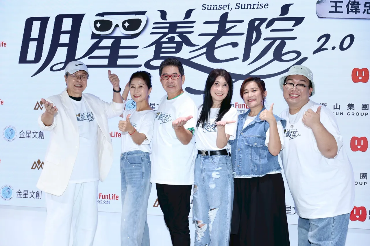杨烈(左起)、方文琳、洪都拉斯、黄嘉千、罗美玲和泰国娘娘出席《明星养老院》2.0记者会。彭欣伟摄