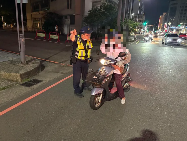 警方協助指引張婦返家方向。翻攝畫面