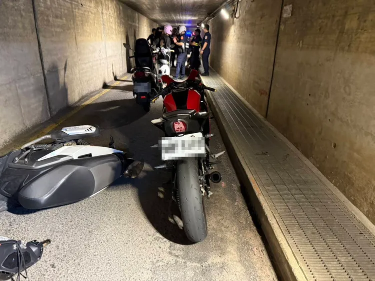 改裝車駛入地下道後遭警方前後包抄攔下。警方提供