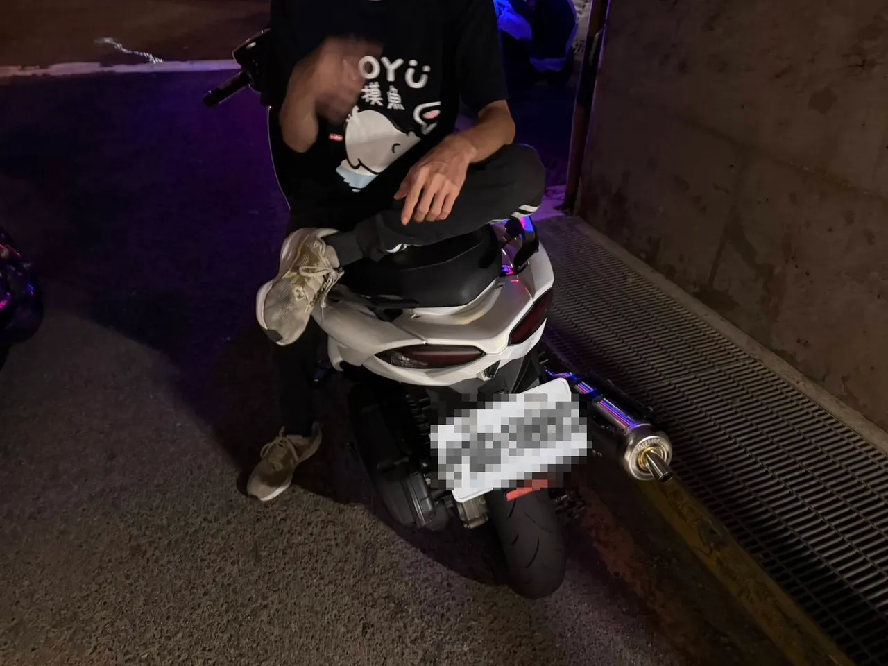 其中1名骑士因无照驾驶加上遮蔽车牌,当场被开罚喷飞1万多元。警方提供