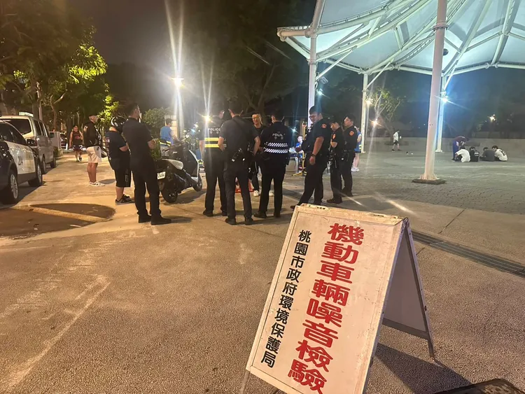 警方設立噪音攔檢點。警方提供