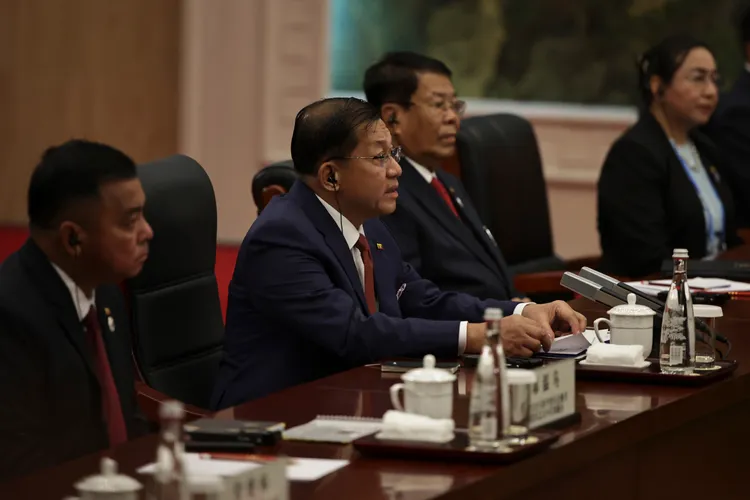 緬甸軍政府領導人敏昂萊（左二）。美聯社