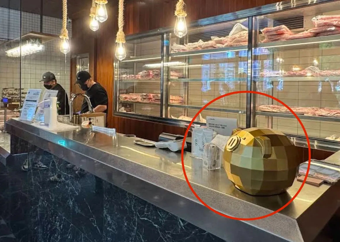金猪造型扑满被摔得粉碎,如今成绝响。翻摄自google map