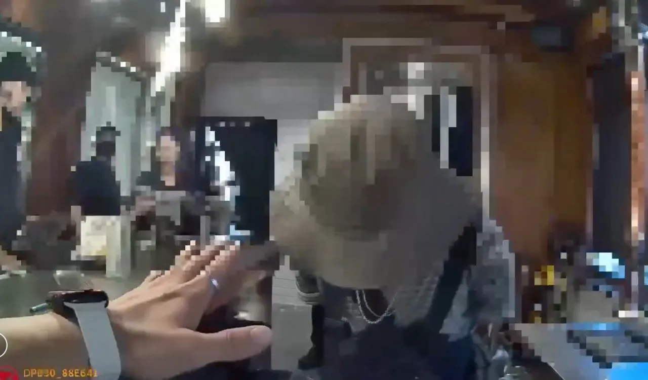 萧男自己冲动闯祸,经警方告诫后,鞠躬致歉。翻摄画面