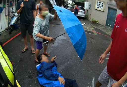 防災要注意!嘉市鐵工修屋頂 兄滑倒妹伸手拉慘摔 骨折痛到快休克