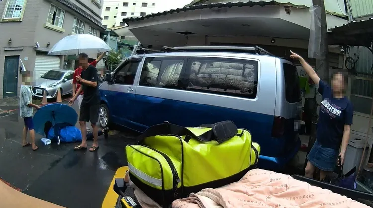 屋主怕颱風吹走屋頂，找來兄妹檔工人加固鐵皮，結果2人不慎受傷。民眾提供