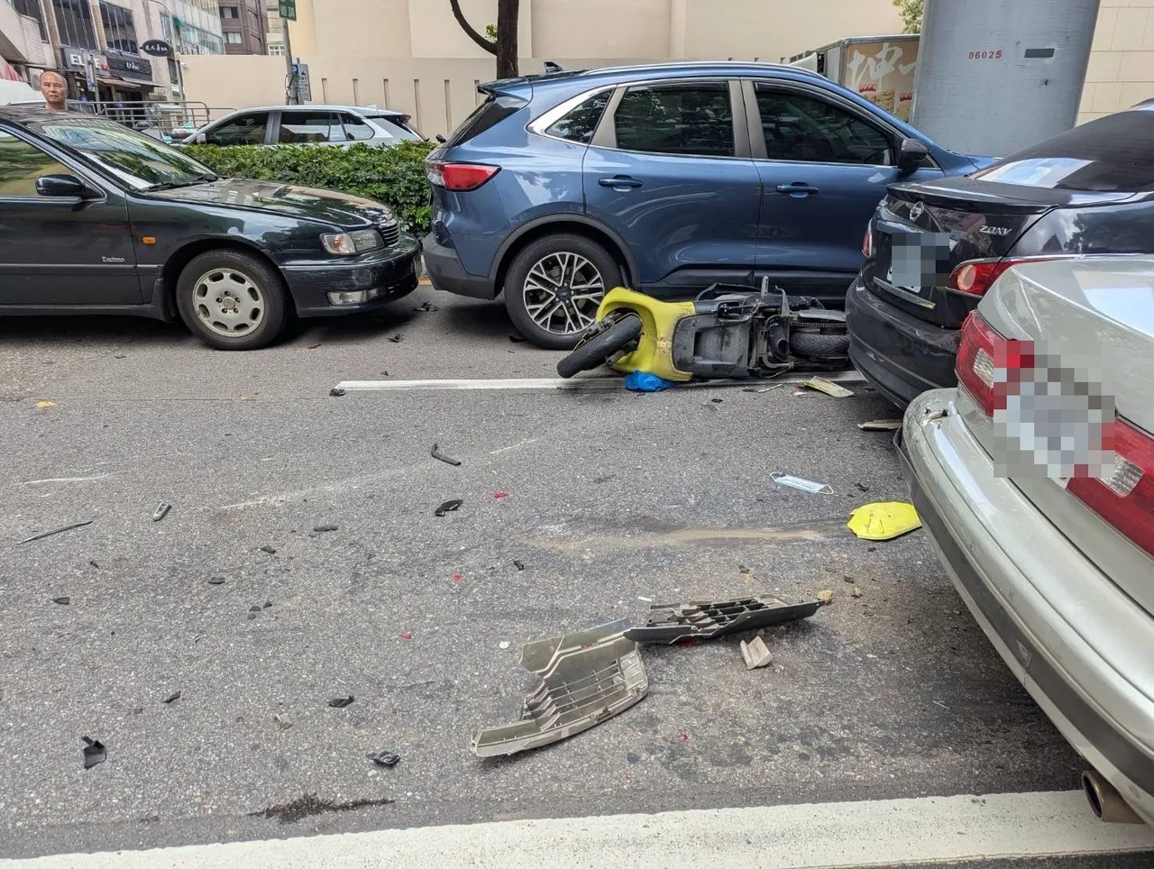 现场一共5部汽车1辆机车受到波及,零件散落一地,交通一度受阻。翻摄画面